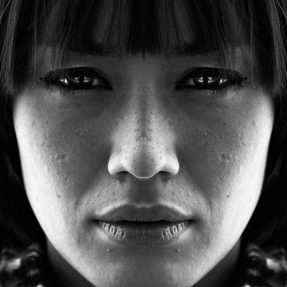 Primer plano cerrado de mujer asiática joven con simetría de espejo en blanco y negro / Close-up portrait of a young Asian woman with mirror symmetry in black and white. Proyecto / Project: MIRRORS - Ben Rawman